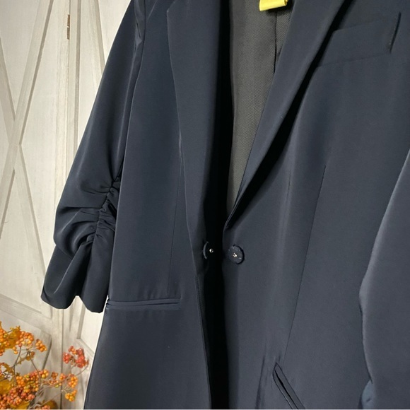 Elizabeth & James Navy Blue Ruched Sleeve Boyfriend Blazer - Picture 6 of 7